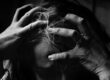 un uomo si mette le mani fra i capelli per lo stress