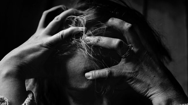 stress-evidenza un uomo si mette le mani fra i capelli per lo stress