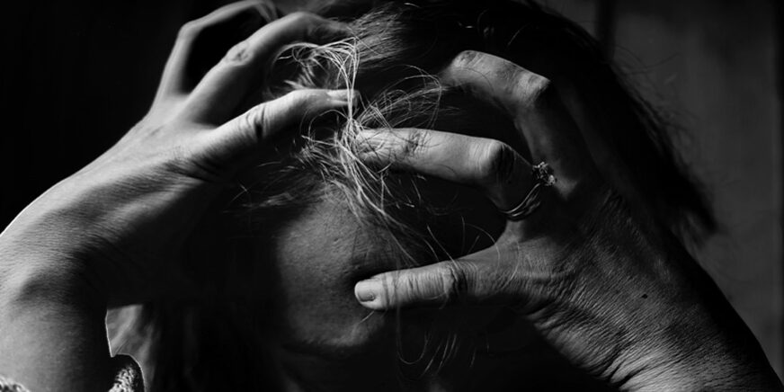 stress-evidenza un uomo si mette le mani fra i capelli per lo stress