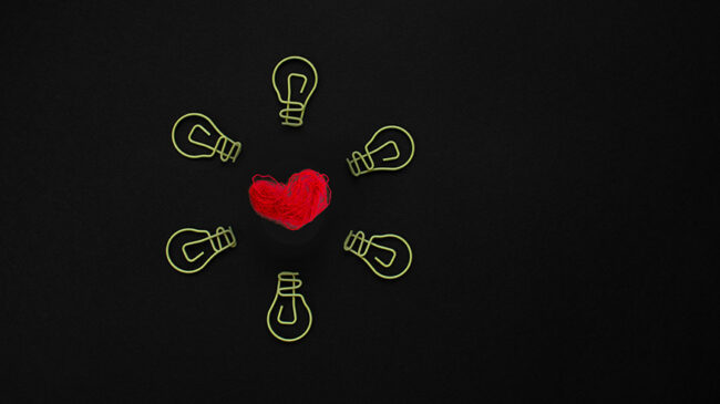 intelligenza-emotiva cuore fatto di filamenti circondato da sei lampadine