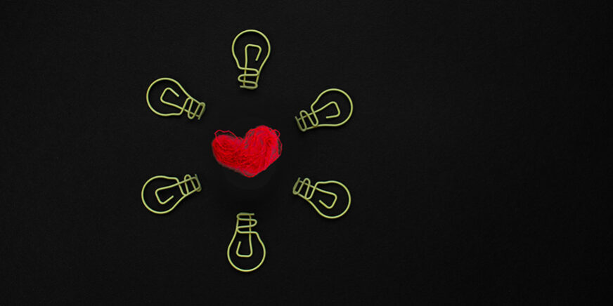 intelligenza-emotiva cuore fatto di filamenti circondato da sei lampadine