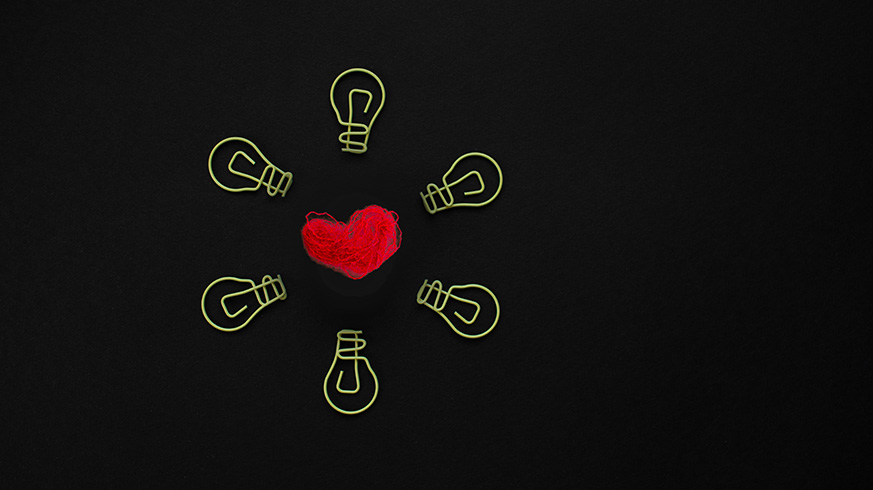 cuore fatto di filamenti circondato da sei lampadine