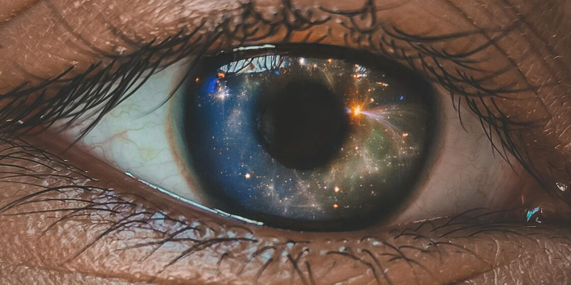 occhio occhio con dentro il riflesso dell'universo
