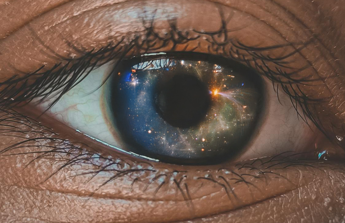 occhio con dentro il riflesso dell'universo